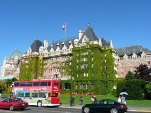 Transportation in Canada for International Students: Public Transit, Cars, Costs and Money-Saving Tips
